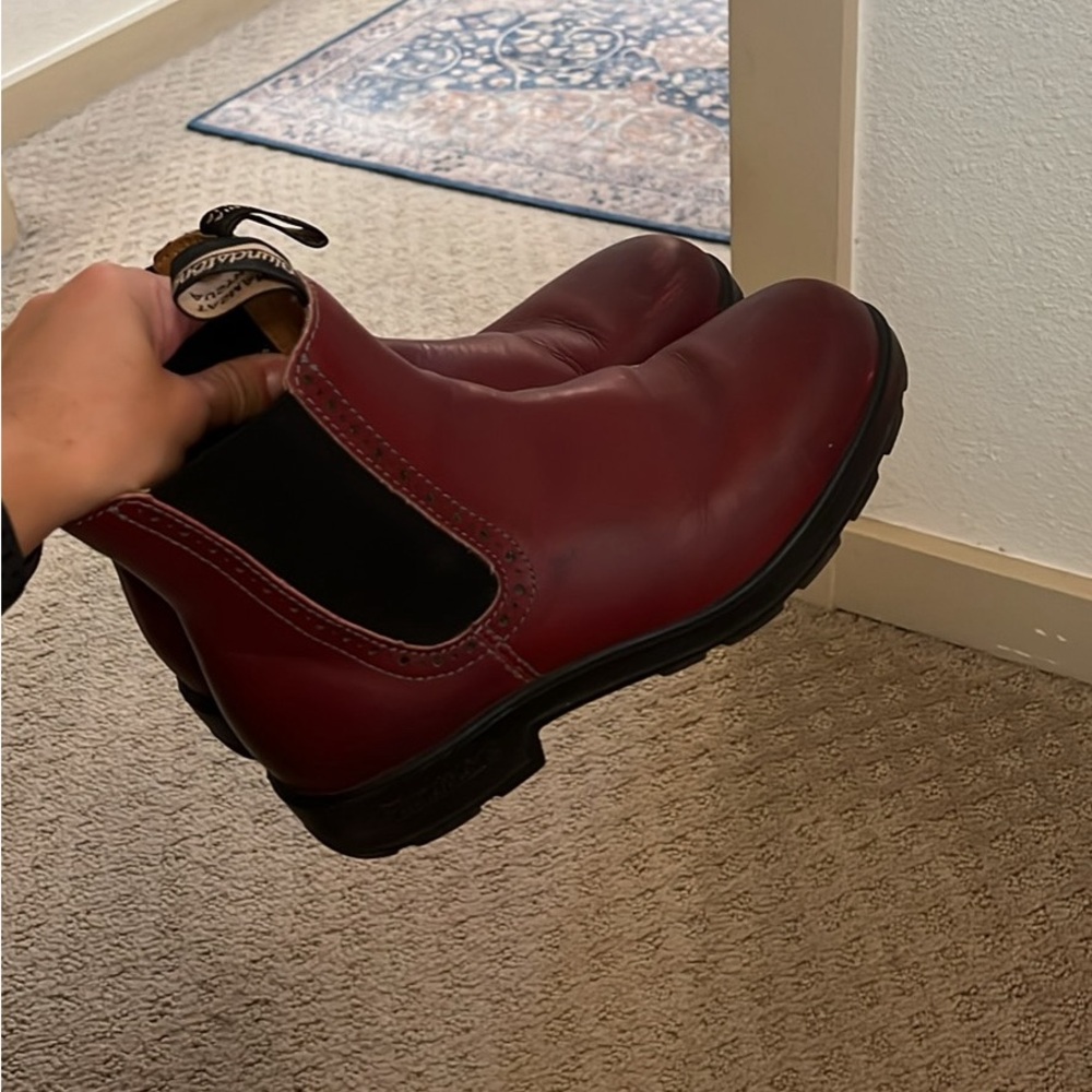 Women’s burgundy Blundstone boots